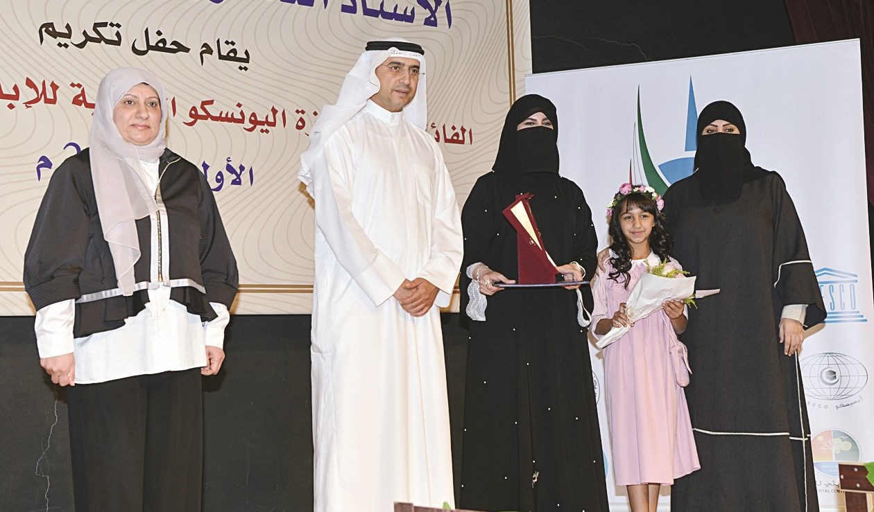 u0627u0644u0623u062bu0631u064a u0648u0627u0644u0648u0632u0627u0646... u0648u062au0643u0631u064au0645 u0627u0644u0641u0627u0626u0632u064au0646    (u062au0635u0648u064au0631 u0646u0627u064au0641 u0627u0644u0639u0642u0644u0629)