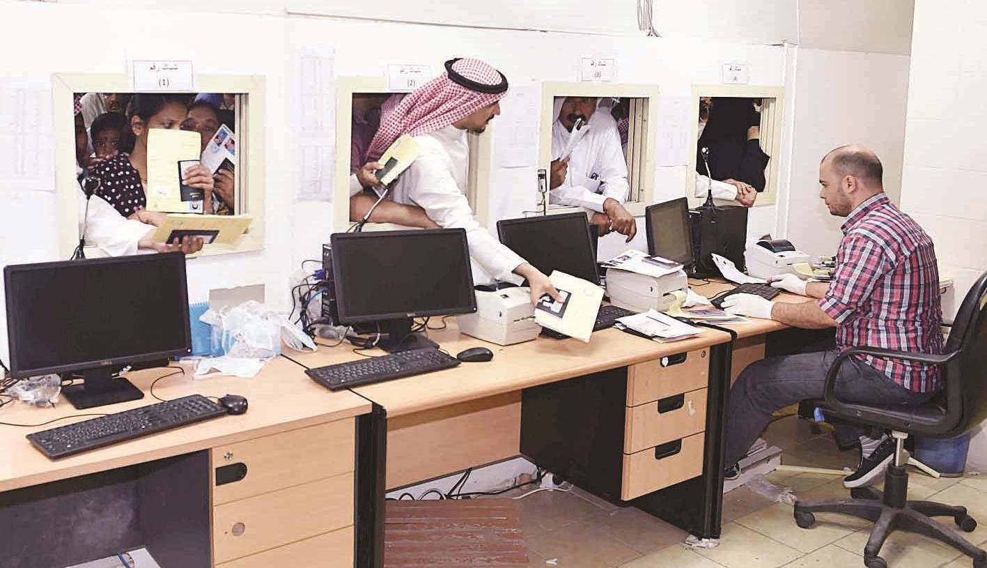 موظف وحيد وسط طوفان من المراجعين