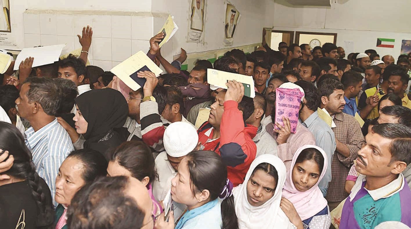 تكدس المراجعين بسبب الاعتصام