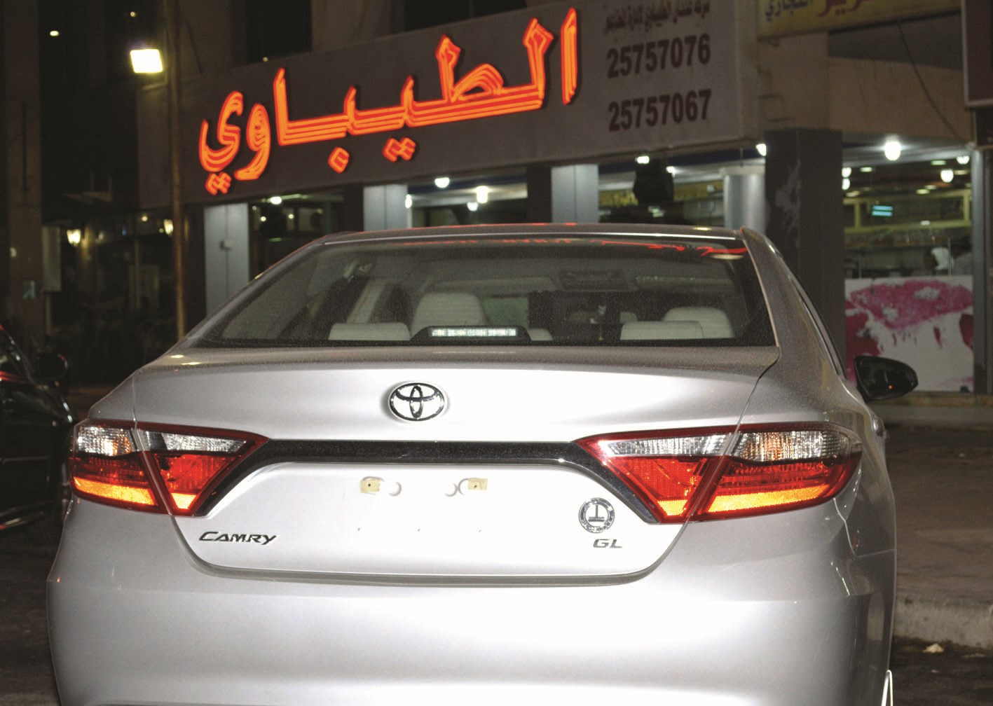 وقفت امام المطعم فسحبت لوحتها