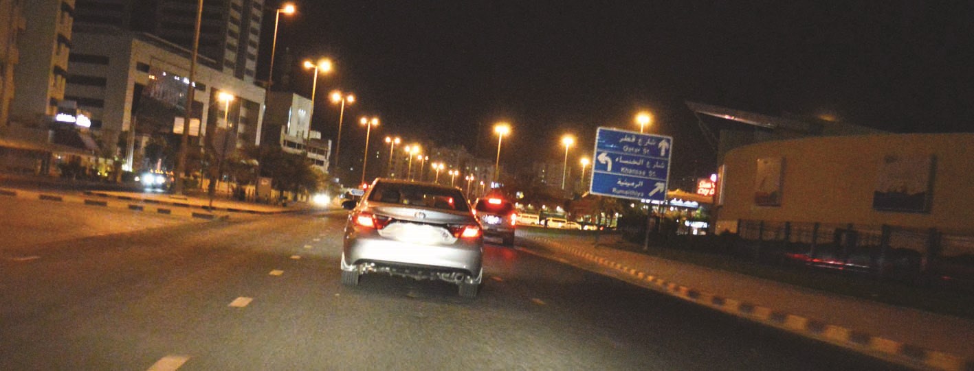 صاحب سيارة غامر بقيادتها بعد سحب لوحاتها