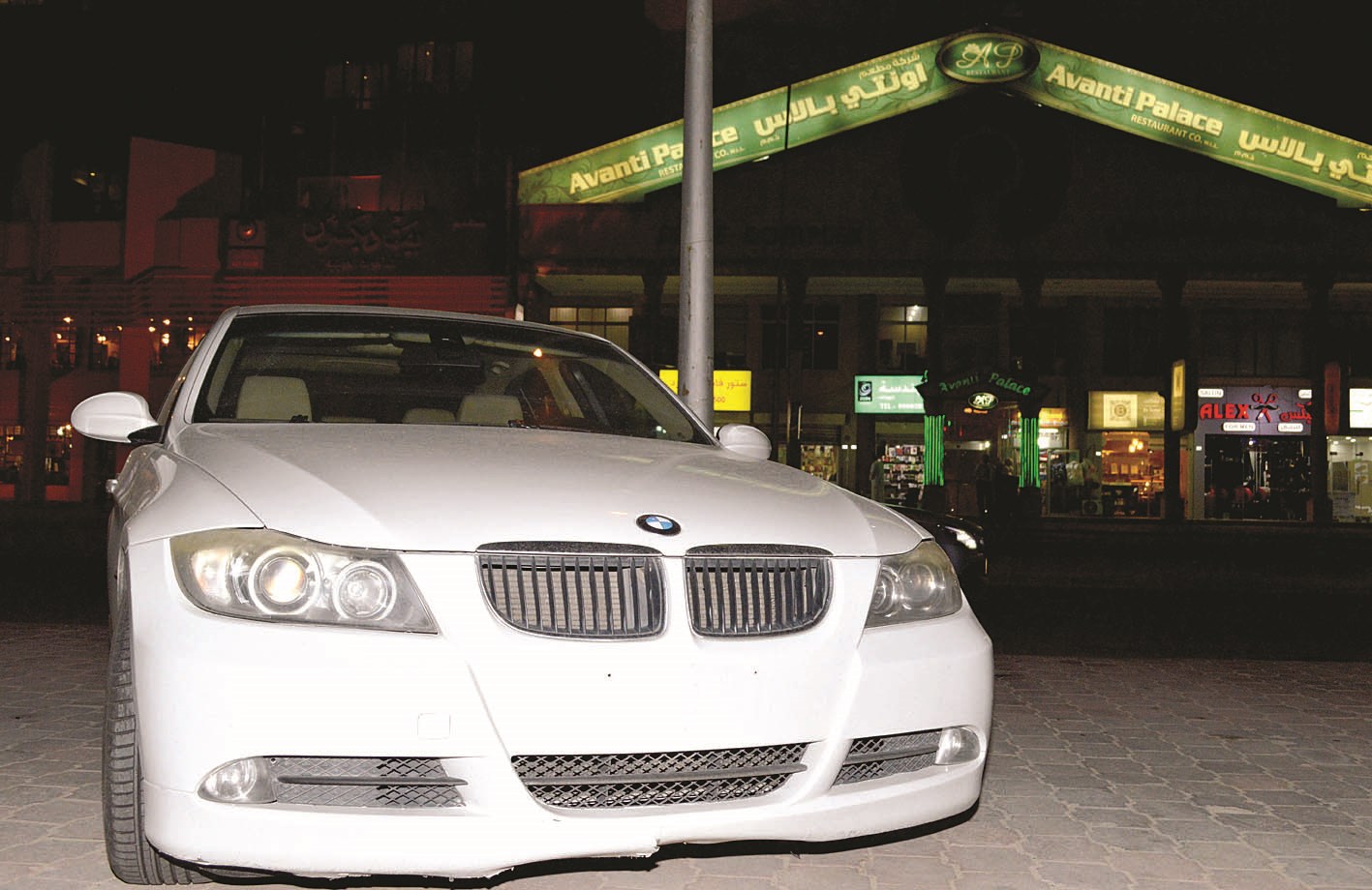 سيارة أخرى مخالفة ولكن بعيدا عن الطريق