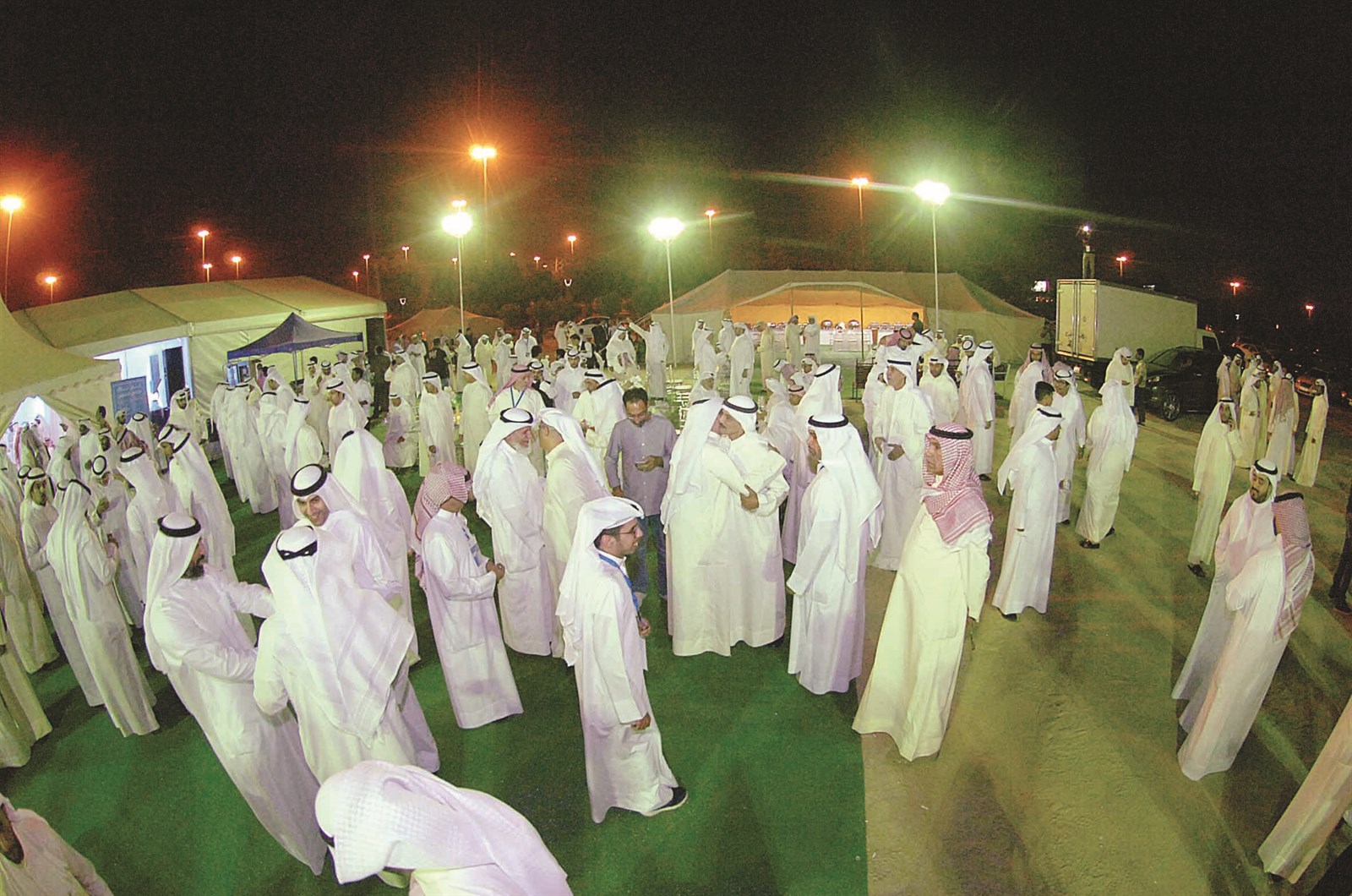 حضور كبير خارج الخيمة