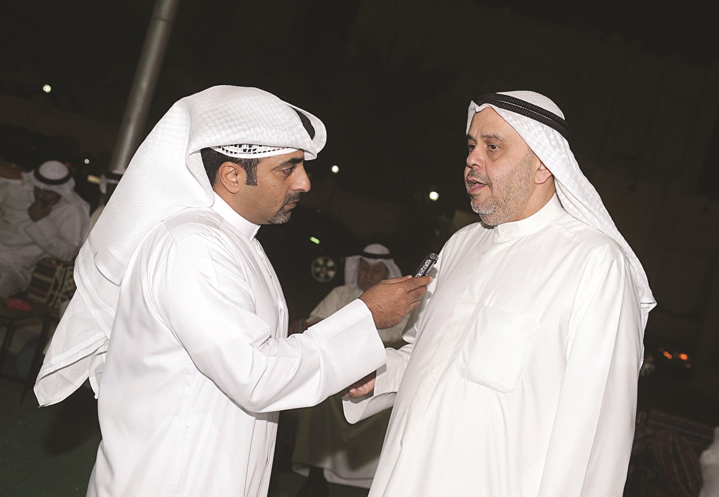 التويجري يتحدث للزميل حمد العازمي (تصوير سعود سالم)