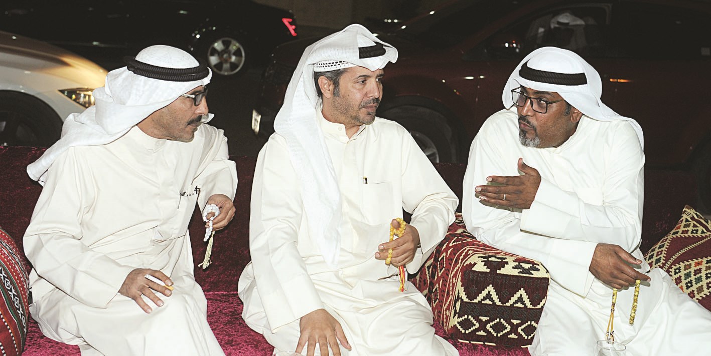 حوار بين حضور افتتاح المقر