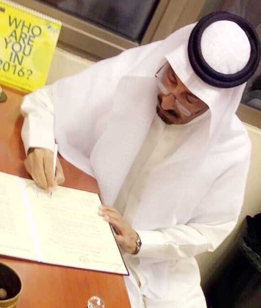 المرشح حسين مزيد موقعاً على الوثيقة