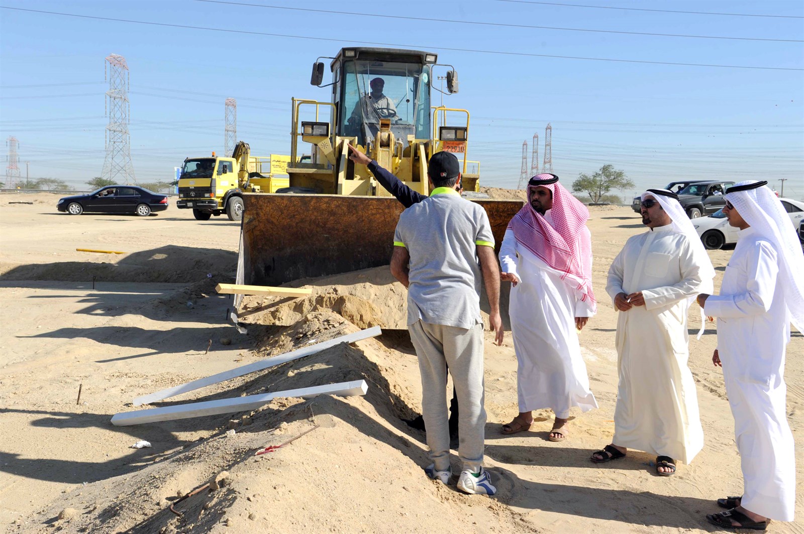 مسؤولو فرع بلدية الأحمدي يتابعون عملية الإزالة (تصوير طارق عزالدين)