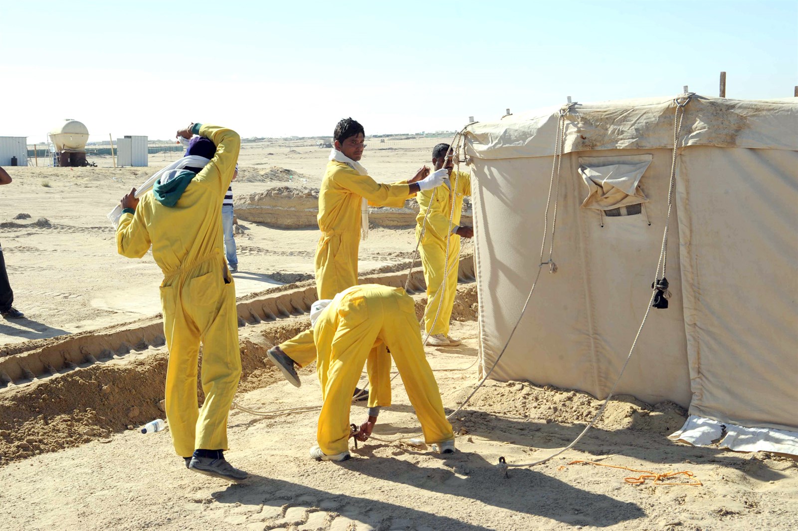 عمال بلدية يفككون إحدى الخيام