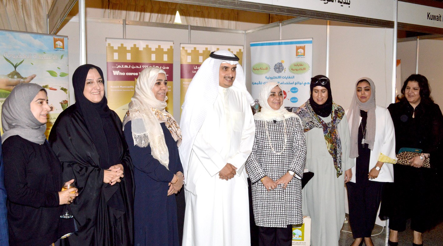 لقطة جماعية للمنفوحي وموظفات البلدية