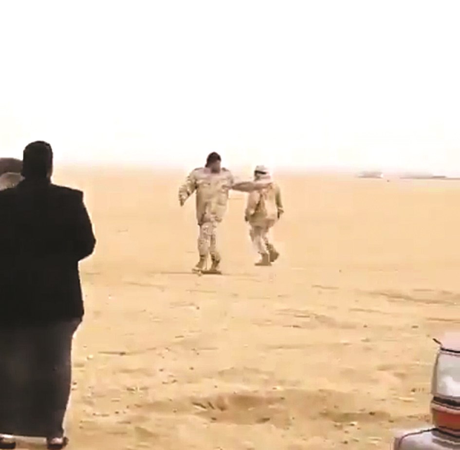 رجال هندسة الجيش يمشطون المكان