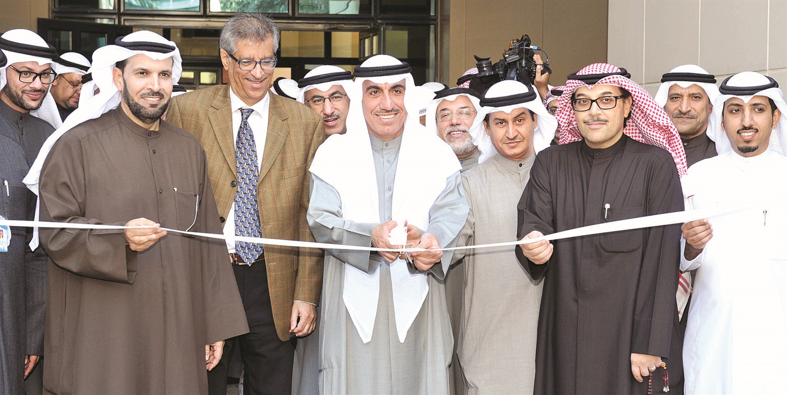 الأنصاري وعمداء كليات يقصون شريط الاحتفال ( تصوير زكريا عطية )