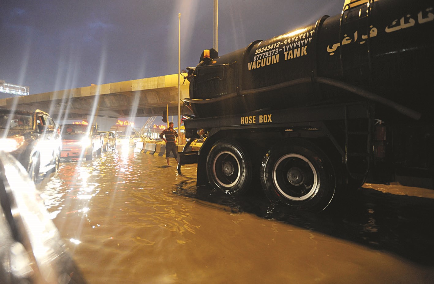صهريج يسحب مياه الأمطار من الشوارع