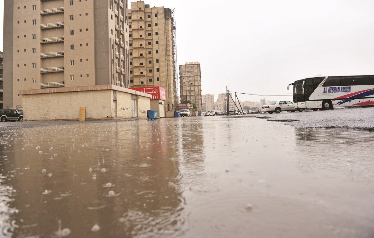 u0628u062du064au0631u0627u062a u0645u0646 u0627u0644u0645u0637u0631 u0641u064a u0627u0644u0641u0631u0648u0627u0646u064au0629 (u062au0635u0648u064au0631 u0632u0643u0631u064au0627 u0639u0637u064au0629)