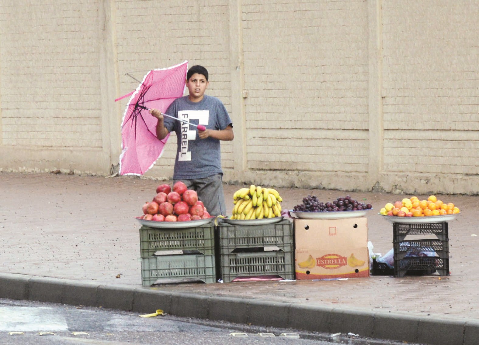 بضاعة للبيع... تحت المطر  (تصوير أسعد عبدالله)