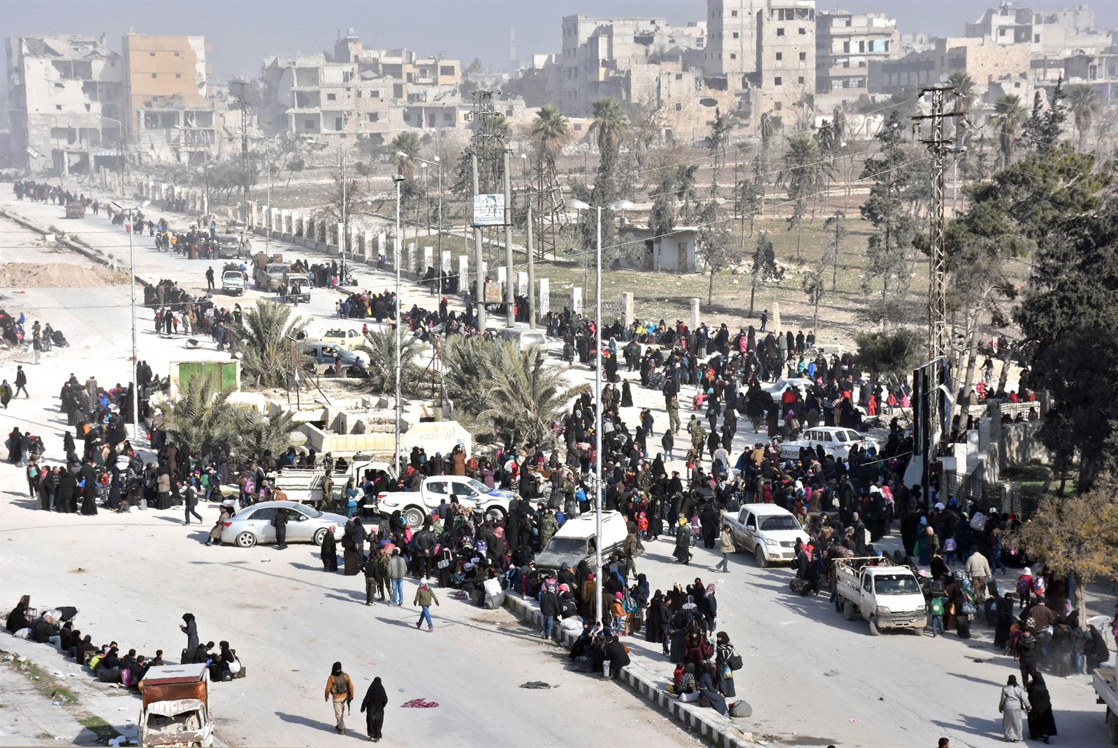 u0645u062fu0646u064au0648u0646 u0641u0627u0631u0648u0646 u0645u0646 u0627u0644u0645u0639u0627u0631u0643 u0641u064a u0623u062du064au0627u0621 u062du0644u0628 u0627u0644u0634u0631u0642u064au0629 u0644u062fu0649 u0648u0635u0648u0644u0647u0645 u0623u0645u0633 u0625u0644u0649 u0646u0642u0637u0629 u062au0641u062au064au0634 u062au0627u0628u0639u0629 u0644u0644u0646u0638u0627u0645 u0641u064a u0645u0633u062au062fu064au0631u0629 u062du064a u0627u0644u062du0627u0648u0648u0632 (u0627 u0641 u0628)