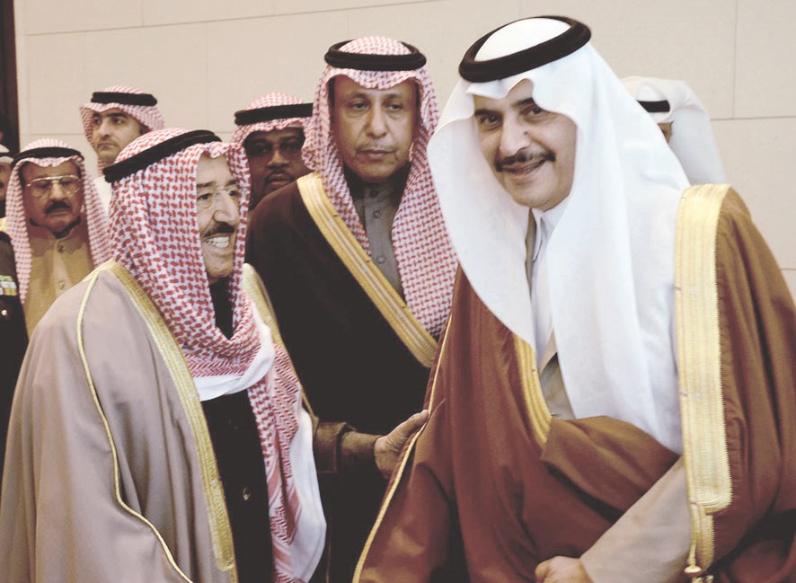 سمو الأمير مودعا الوفد المرافق لخادم الحرمين