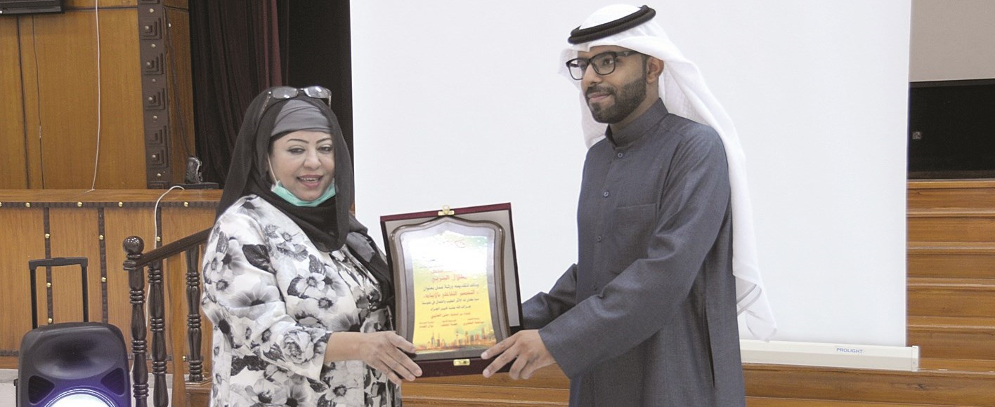 نوال الغنام تكرم طلال الحربي