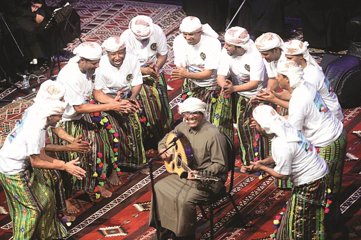 سلمان العماري خلال وصلته الغنائية (تصوير أسعد عبدالله)