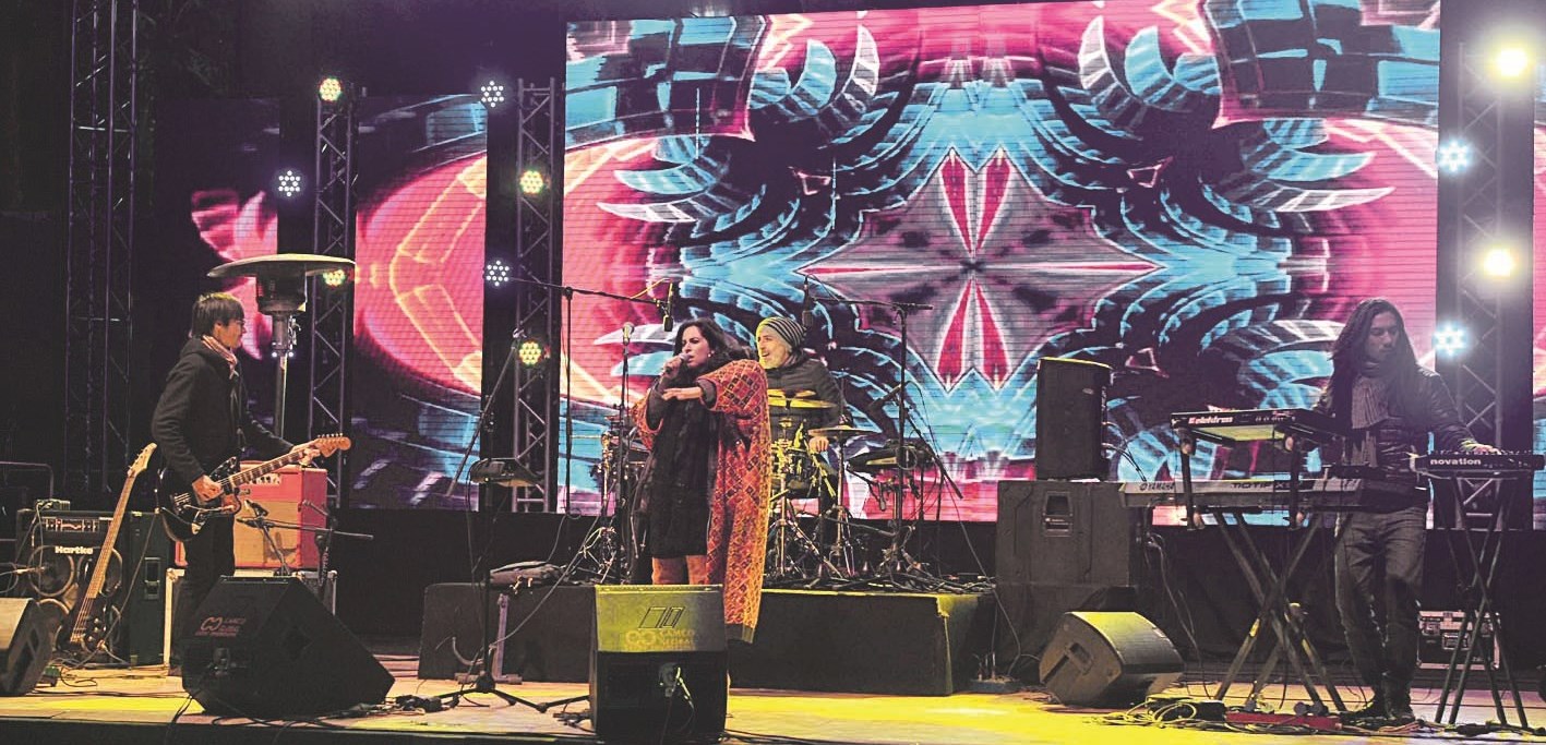 ياسمين حمدان مع فرقتها على المسرح  (تصوير سعد هنداوي)