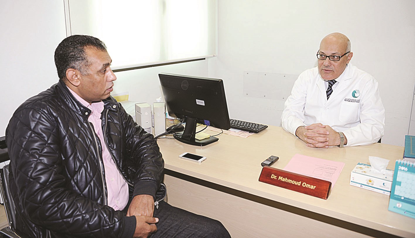 محمود عمر يتحدث للزميل عمر العلاس (تصوير طارق عز الدين)