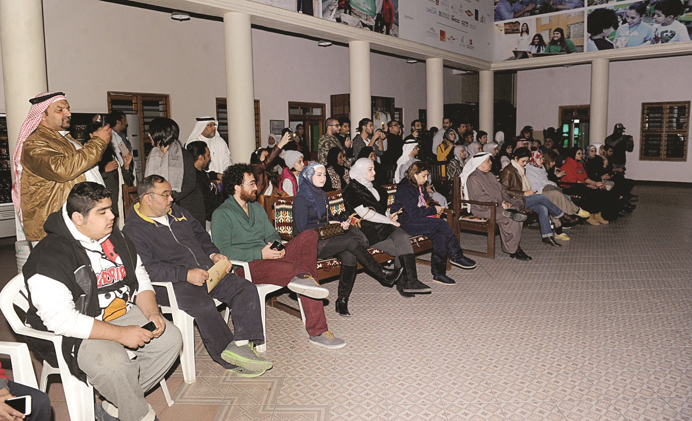 الحضور يتابع إحدى القصص