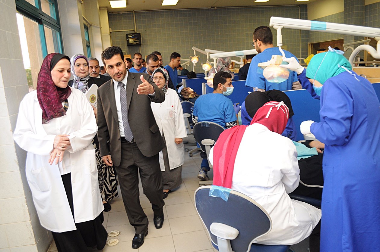 ... ومتفقداً أروقة الكلية للاطمئنان على الطلبة الكويتيين