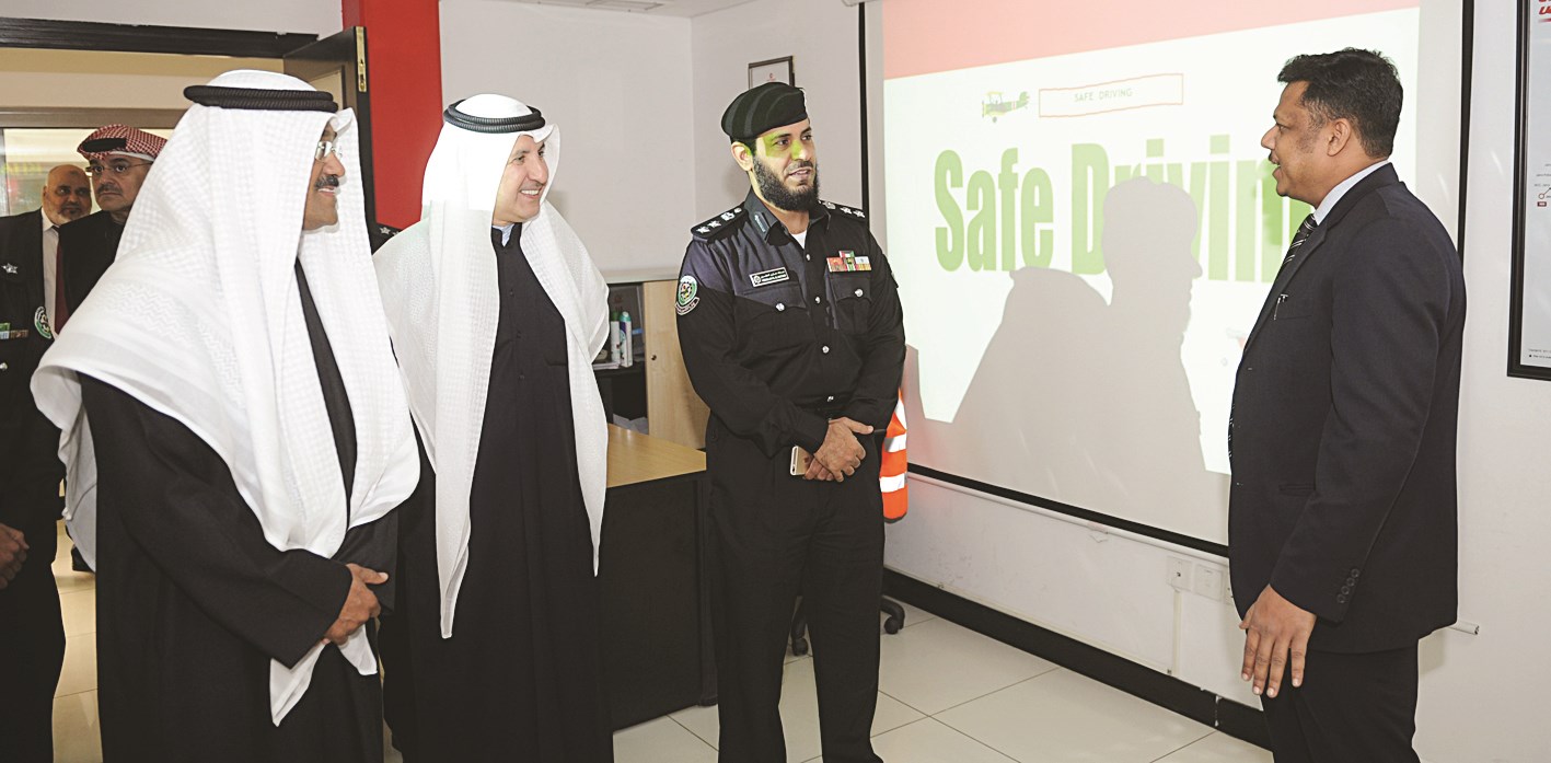 العقيد المطيري يستمع إلى شرح عن الباصات