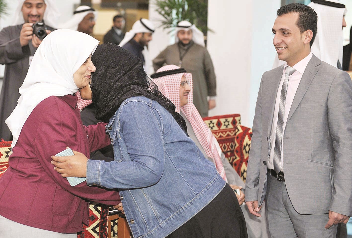 موظفو «التخطيط» وهيئة الإعاقة يهنئون الصبيح