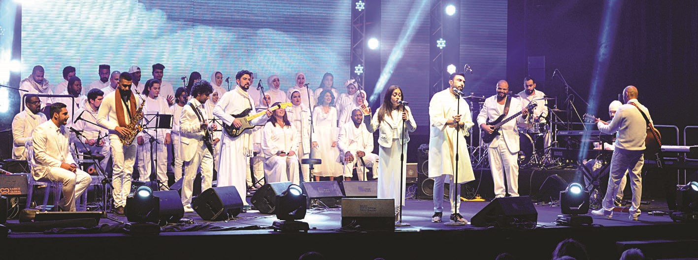 غريبة وأصدقاؤه على الخشبة (تصوير سعود سالم)