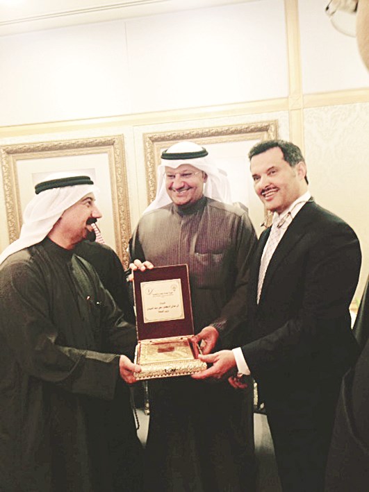 الحربي يكرم الوزير السابق علي العبيدي