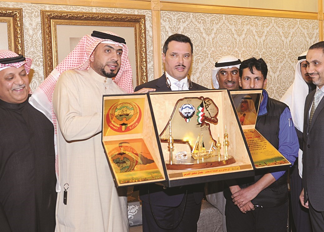 ... ويتسلم درعا تكريمية بمناسبة تولي الوزارة بحضور الوزير الأسبق محمد الهيفي