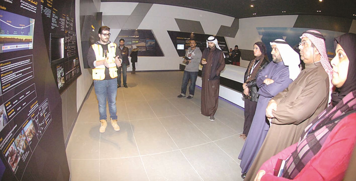 الوفد الزائر مستمعاً إلى شرح من أحد المهندسين