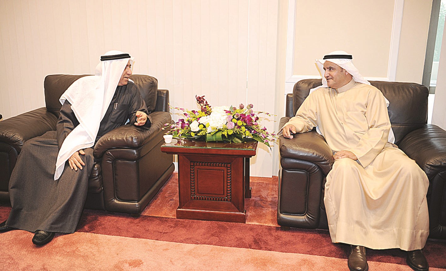 ... وفي حديث جانبي مع بوشهري (تصوير طارق عز الدين)