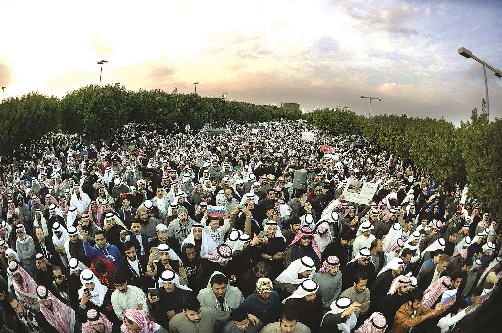 u0627u0644u0645u062du062au0634u062fu0648u0646 u0641u064a u0627u0644u062fu0639u064au0629 u062au0636u0627u0645u0646u0627u064b u0645u0639 u062du0644u0628 u0623u0645u0633 (u062au0635u0648u064au0631u0627u0633u0639u062f u0639u0628u062fu0627u0644u0644u0647)