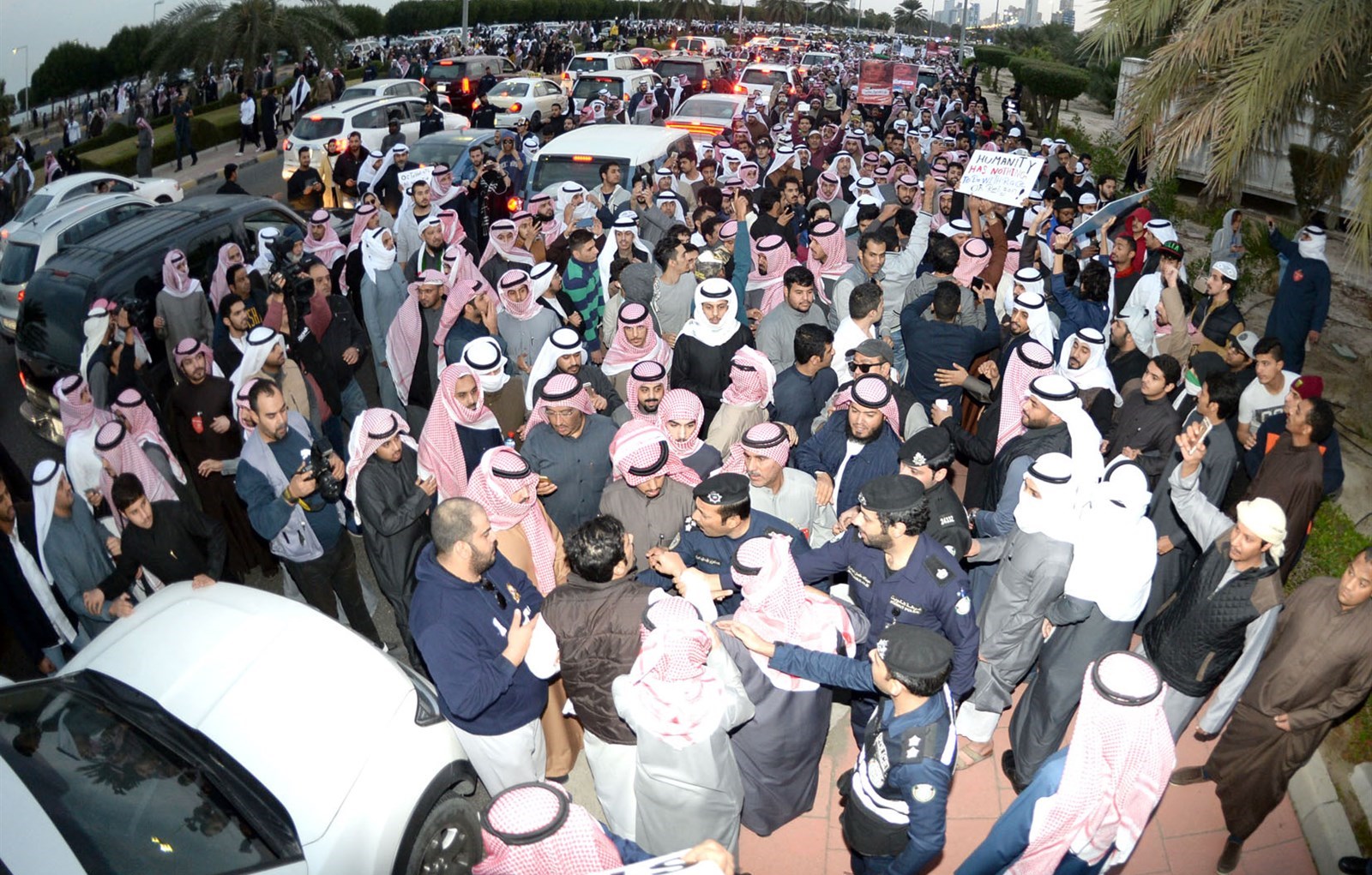 سجال بين المشاركين ورجال الامن الذين منعوهم من التوجه للسفارة