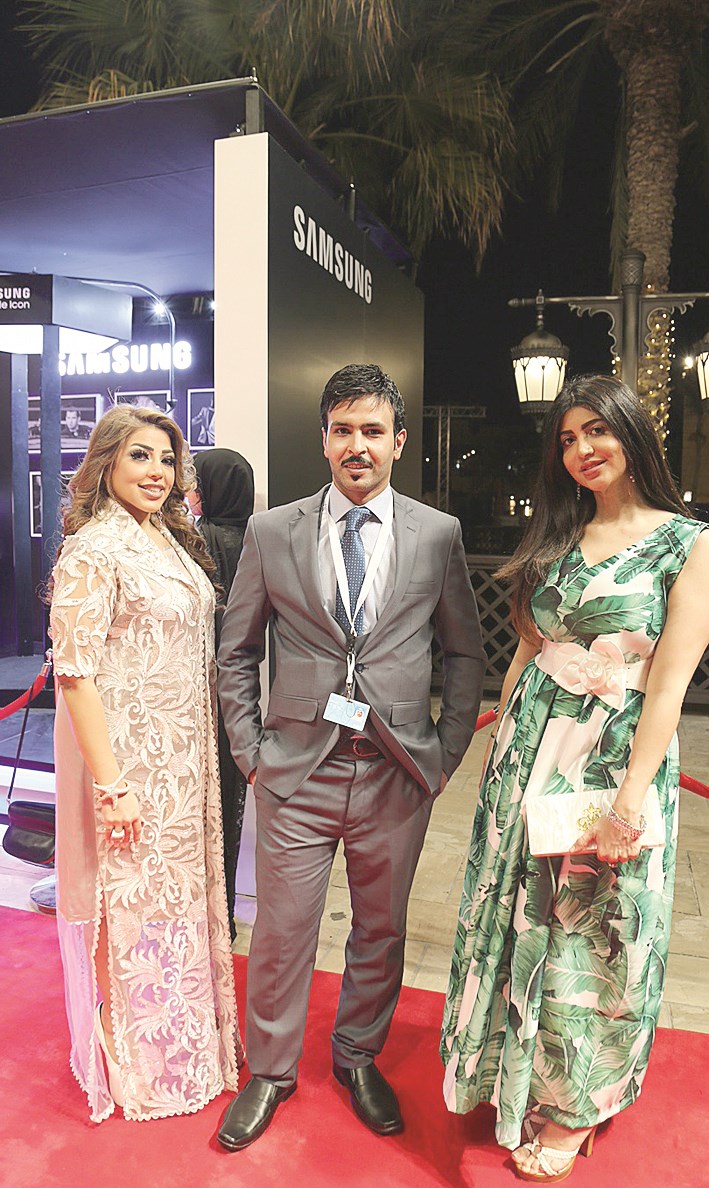 الزميل فيصل التركي يتوسط المذيعة ريهام بسيوني والفنانة السعودية غالية