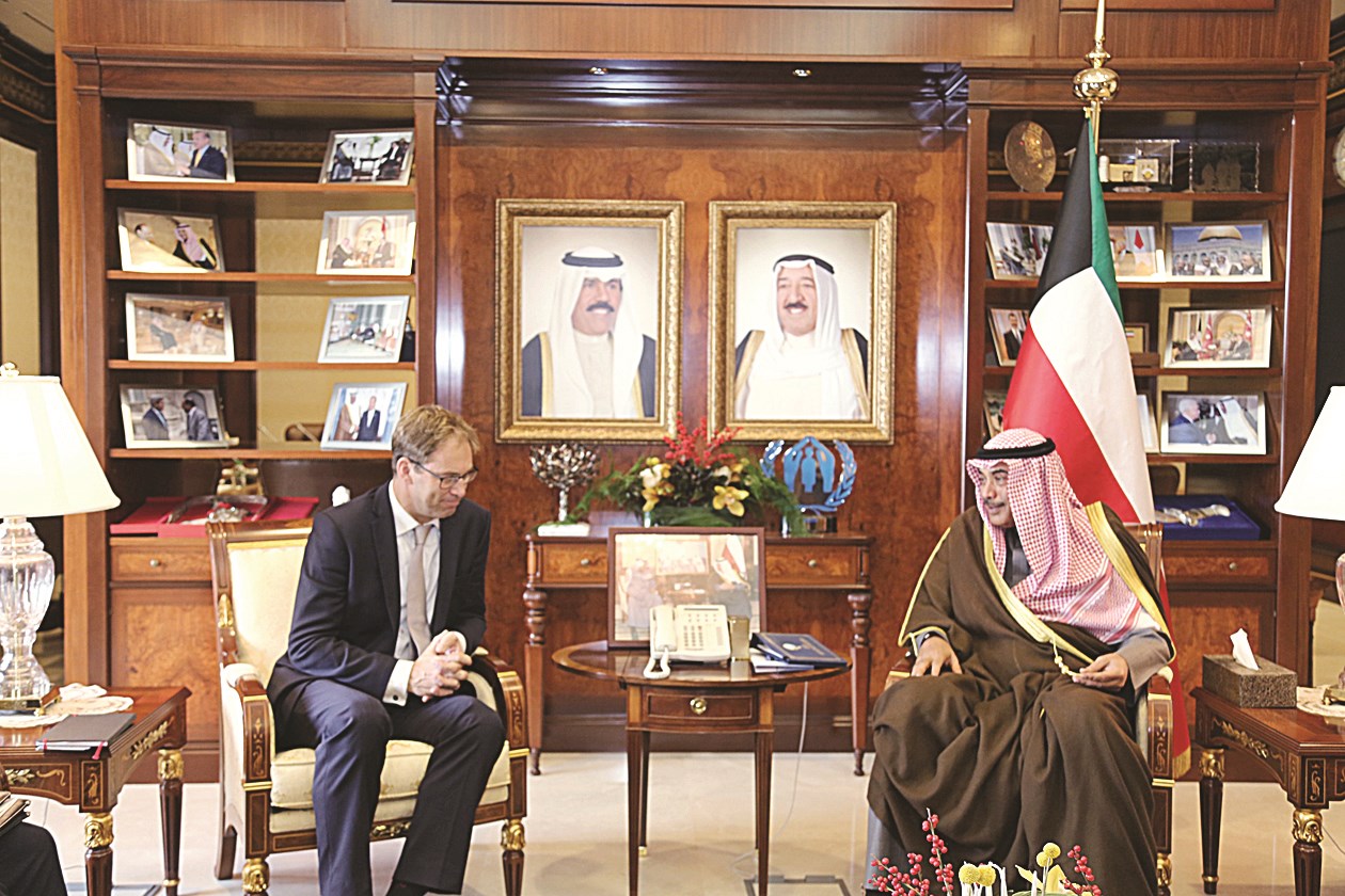 صباح الخالد مستقبلاً الوزير البريطاني