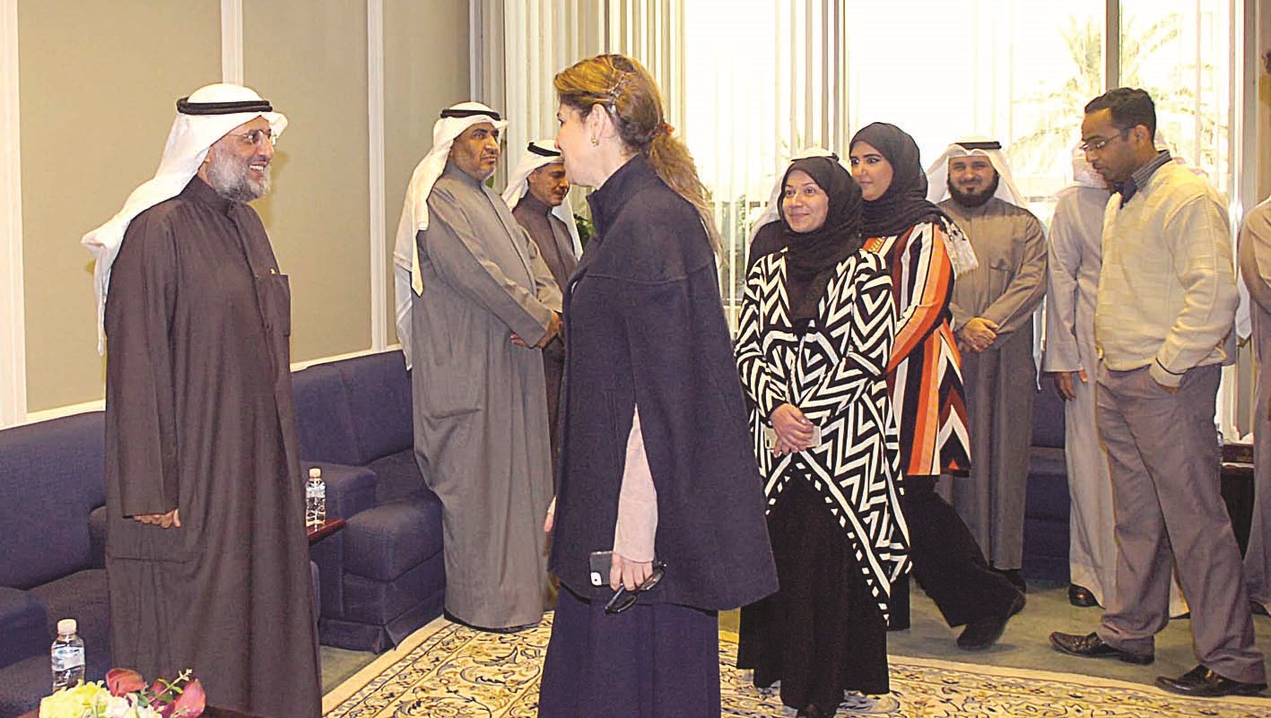 وجوه نسائية تقدم التهنئة