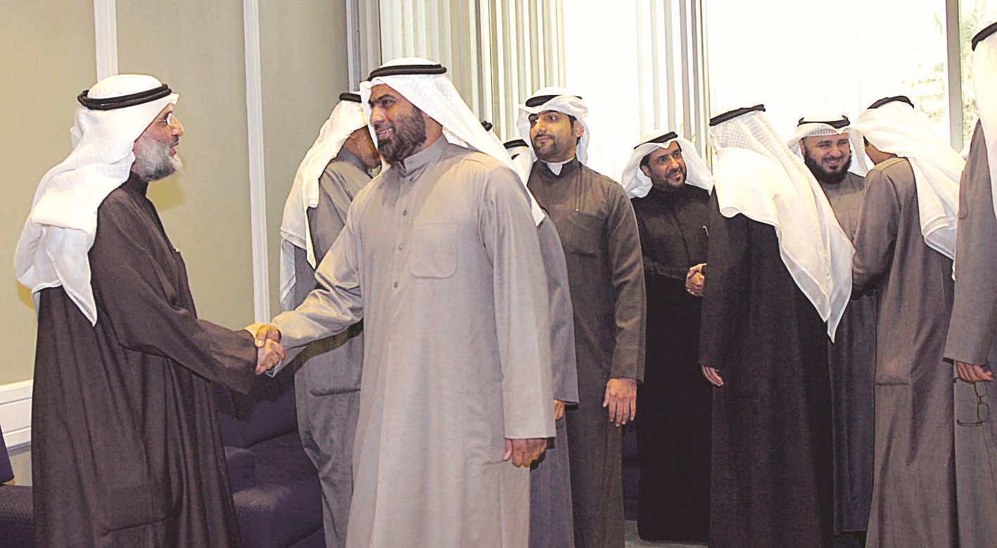 ... ومستقبلا المهنئين