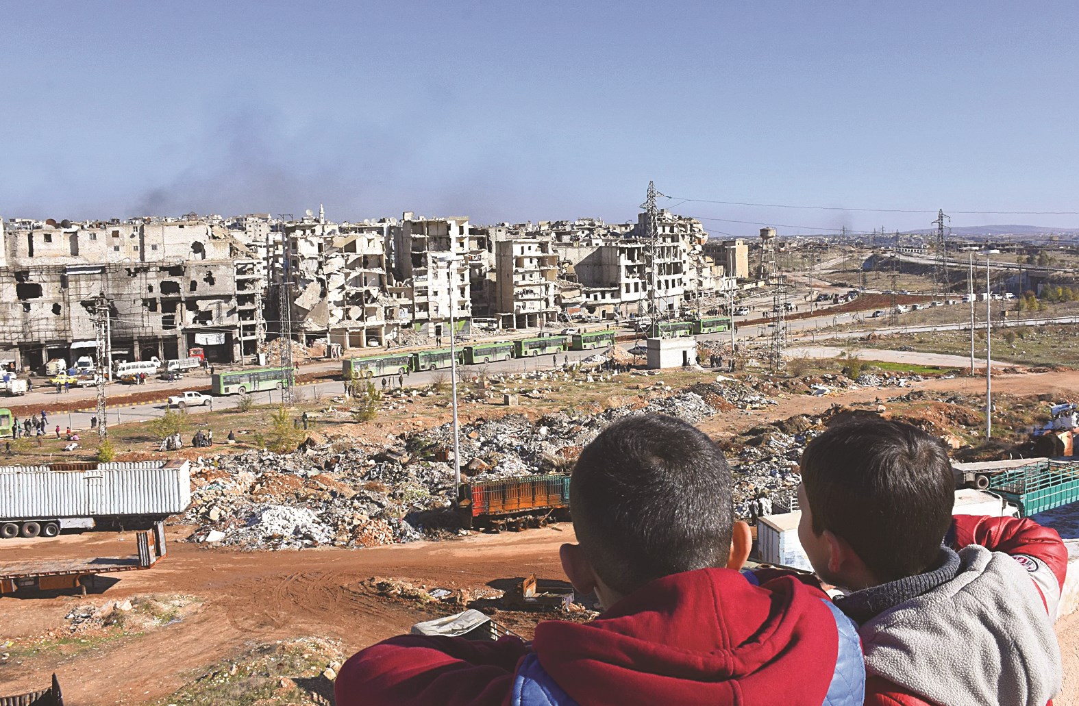 u0637u0641u0644u0627u0646 u064au0631u0627u0642u0628u0627u0646 u0645u0631u0648u0631 u0623u0648u0644 u0642u0627u0641u0644u0629 u062au063au0627u062fu0631 u0634u0631u0642 u062du0644u0628 u0627u0644u0645u062fu0645u0651u0631 u0645u062du0645u0651u0644u0629 u0628u0645u0642u0627u062au0644u064au0646 u0645u0646 u0627u0644u0645u0639u0627u0631u0636u0629 u0648u0639u0627u0626u0644u0627u062au0647u0645 u0628u0639u062fu0645u0627 u0647u062cu0651u0631u0647u0645 u0627u0644u0646u0638u0627u0645 u0645u0646 u0645u0646u0627u0632u0644u0647u0645 (u0627 u0641 u0628)