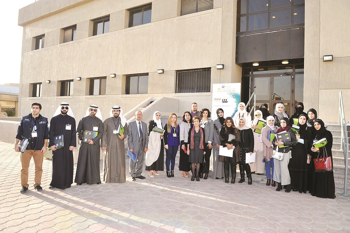 u0627u0644u0637u0644u0628u0629 u0627u0644u0645u0634u0627u0631u0643u0648u0646 u0645u0639 u0645u0645u062bu0644u064a u0634u0628u0643u0629 u00abu0634u0645u0639u0629u00bb u0641u064a u0635u0648u0631u0629 u062cu0645u0627u0639u064au0629 (u062au0635u0648u064au0631 u0646u0648u0631 u0647u0646u062fu0627u0648u064a)