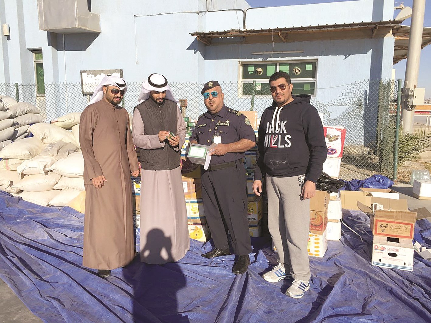 رجال الجمارك أمام المضبوطات