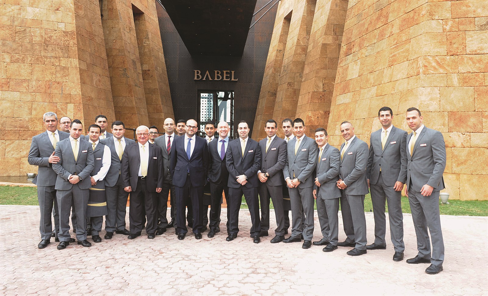 منذر متوسطاً فريق «بابل»