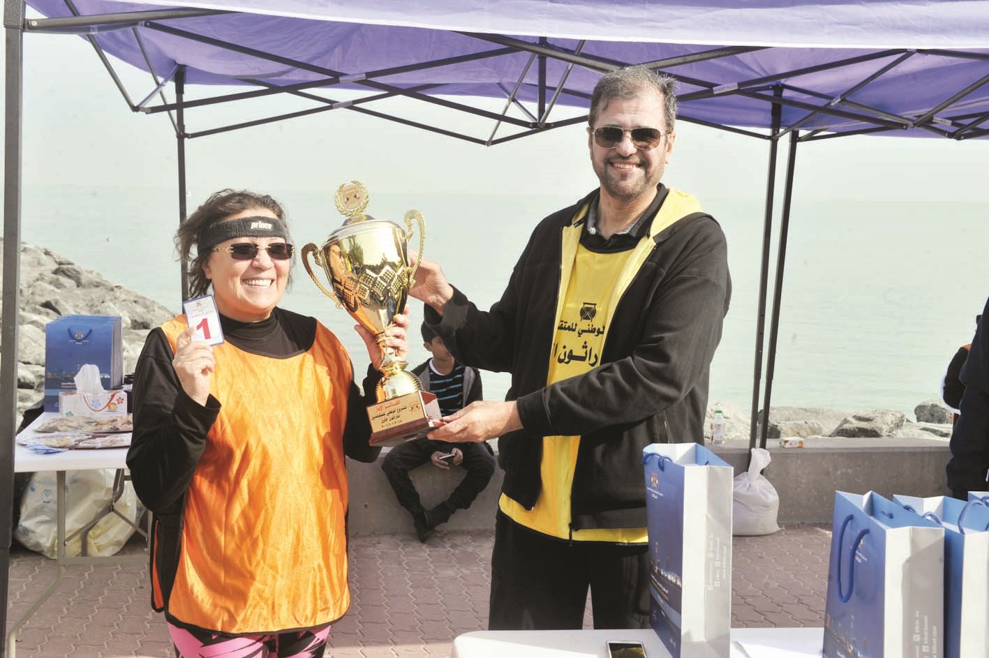 تكريم إحدى المشاركات في الماراثون