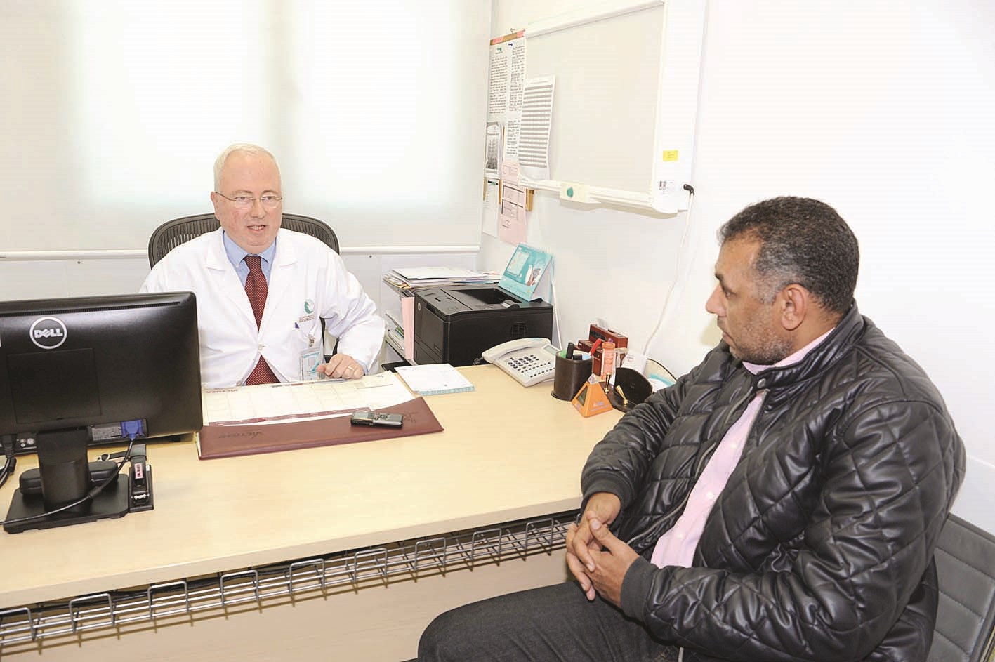 استيتيه متحدثاً للزميل عمر العلاس (تصوير طارق عزالدين)