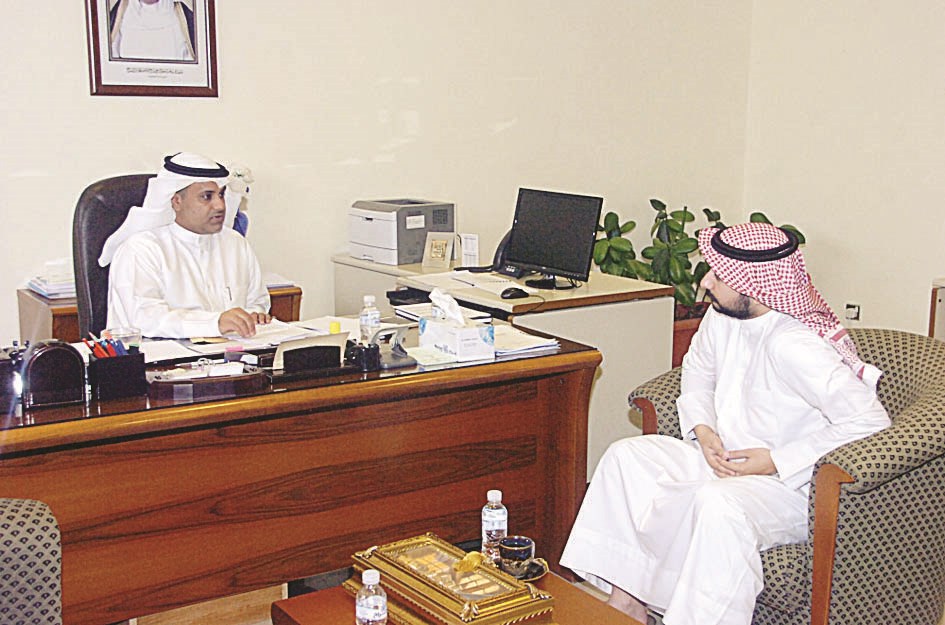 الشمري متحدثاً للزميل علي الفضلي  (تصوير زكريا عطية)