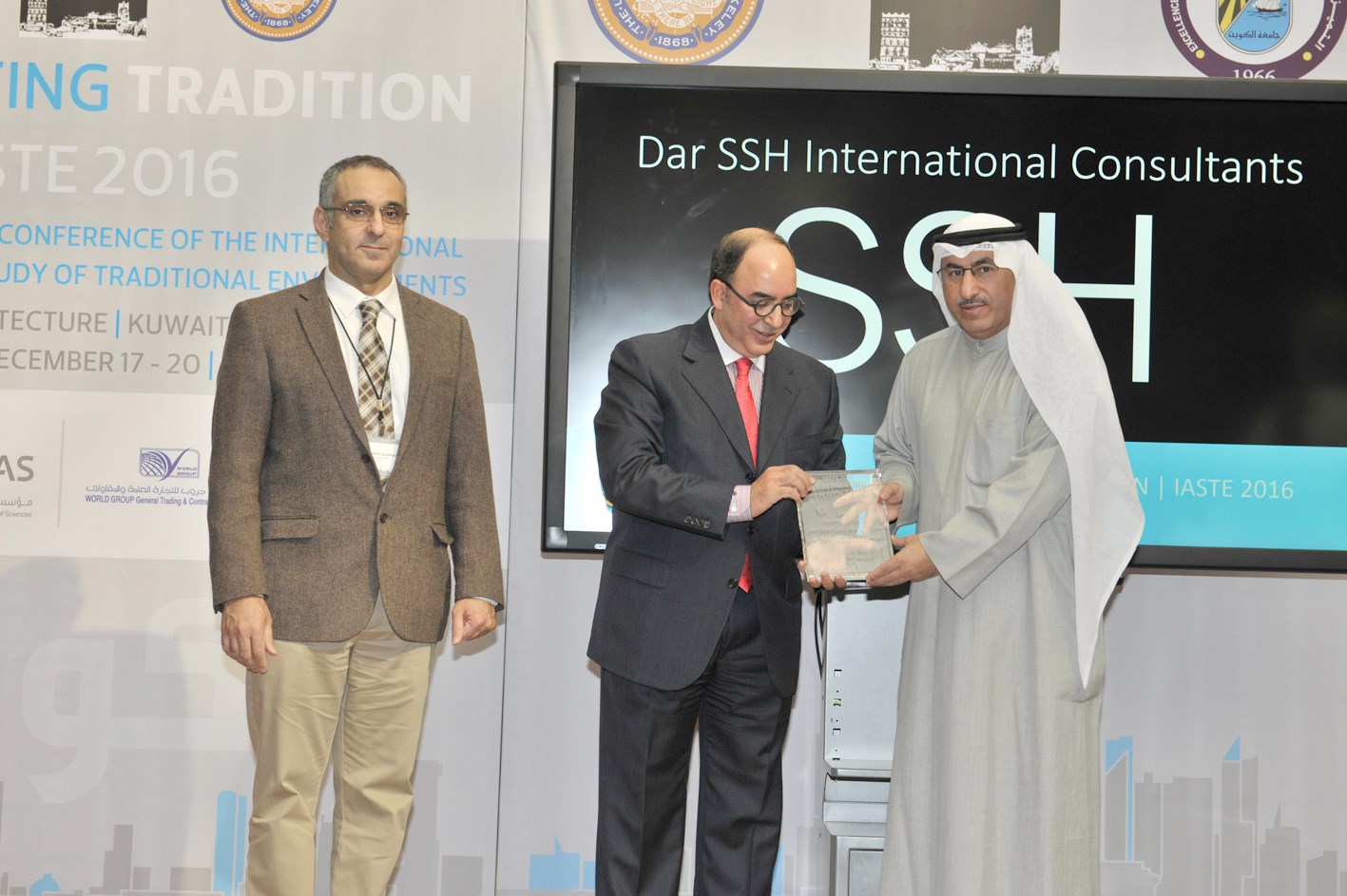 الوزير مكرما عميد كلية العمارة