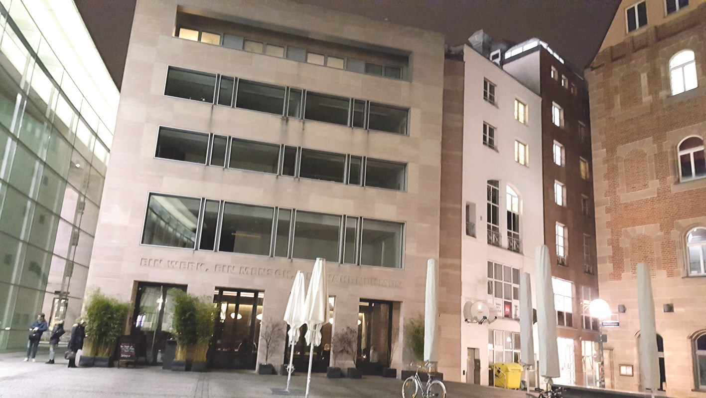 العمارات الحديثة موجودة أيضاً