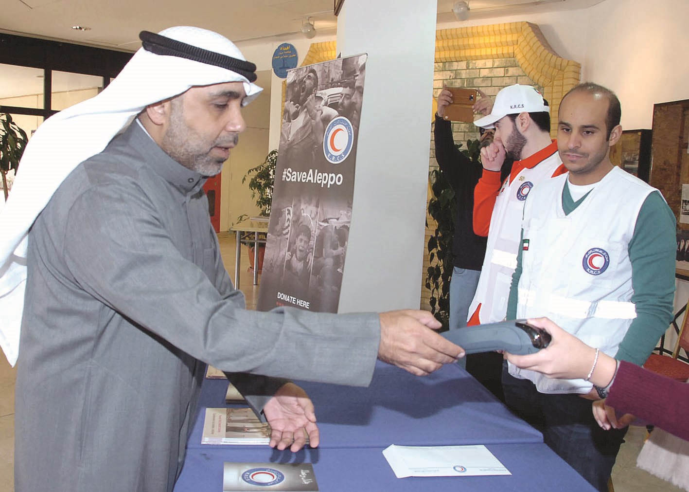 اقبال من المتبرعين       (تصوير زكريا عطية)