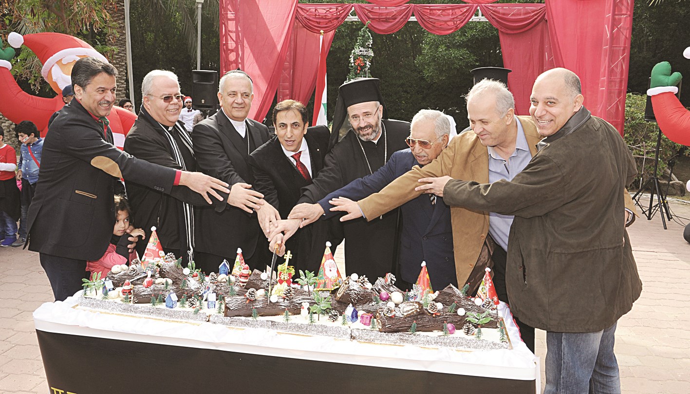 قطع قالب حلوى إيذاناً ببدء الاحتفال